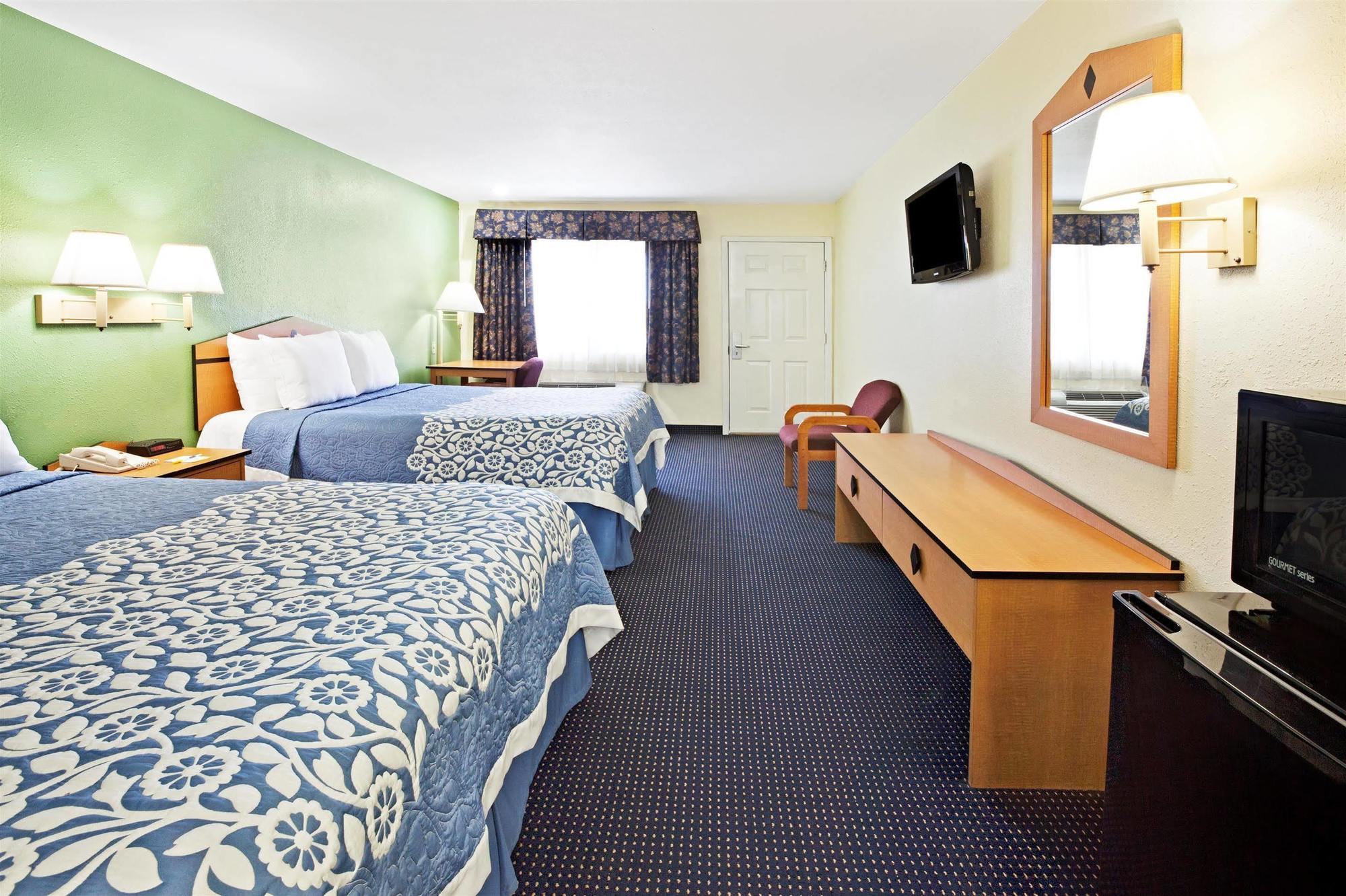Days By Wyndham Tx Hotel